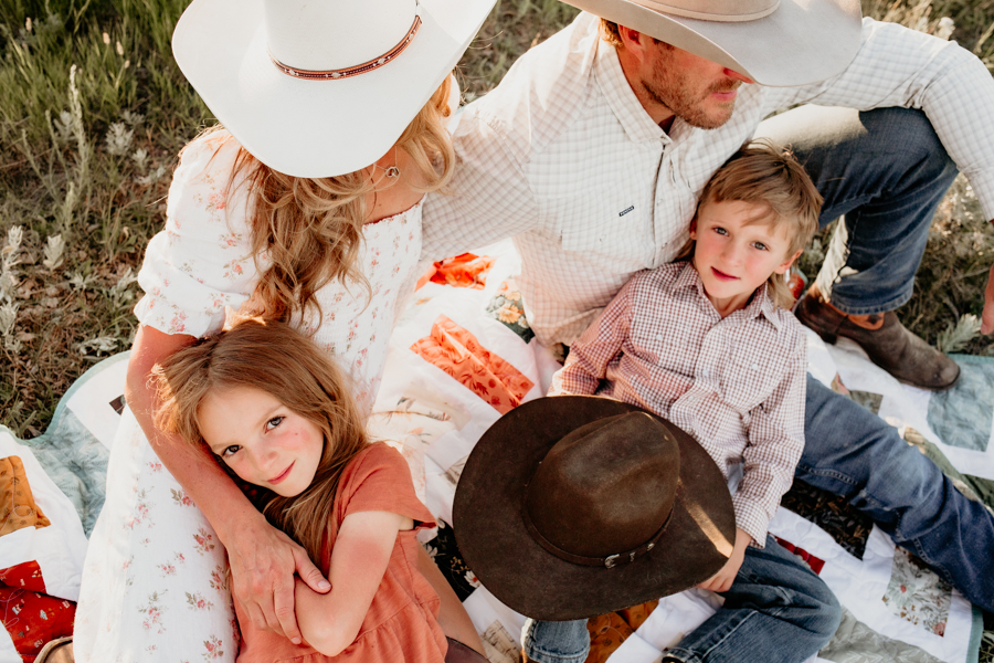 6G4A3499 Lifestyle family portrait on a blanket