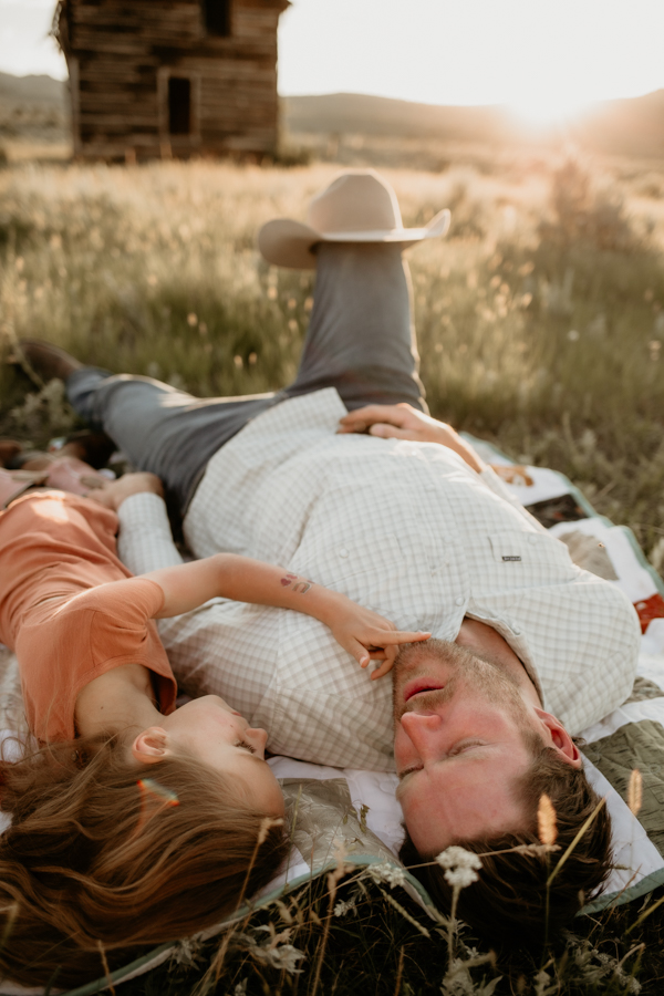 6G4A3548 Lifestyle father and daughter golden hour on blanket