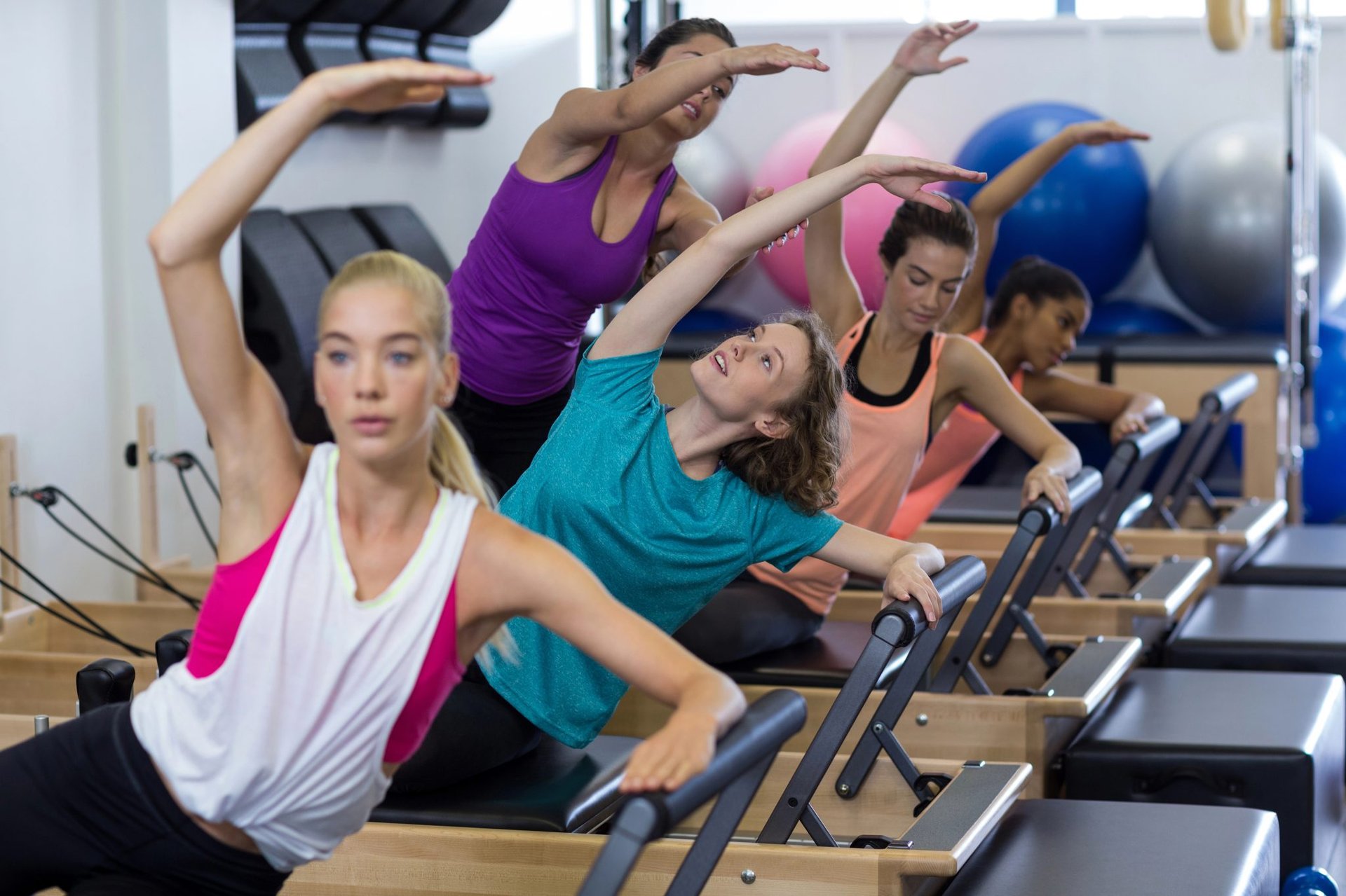 The Essentials of a Safe Reformer Class.
In Pilates, you ensure that through intense concentration, the Pilates connections with the Powerhouse are found and continuously engaged in every detail of the exercise. This is what creates the desired strength and control. This intention is not really clear in the photo.