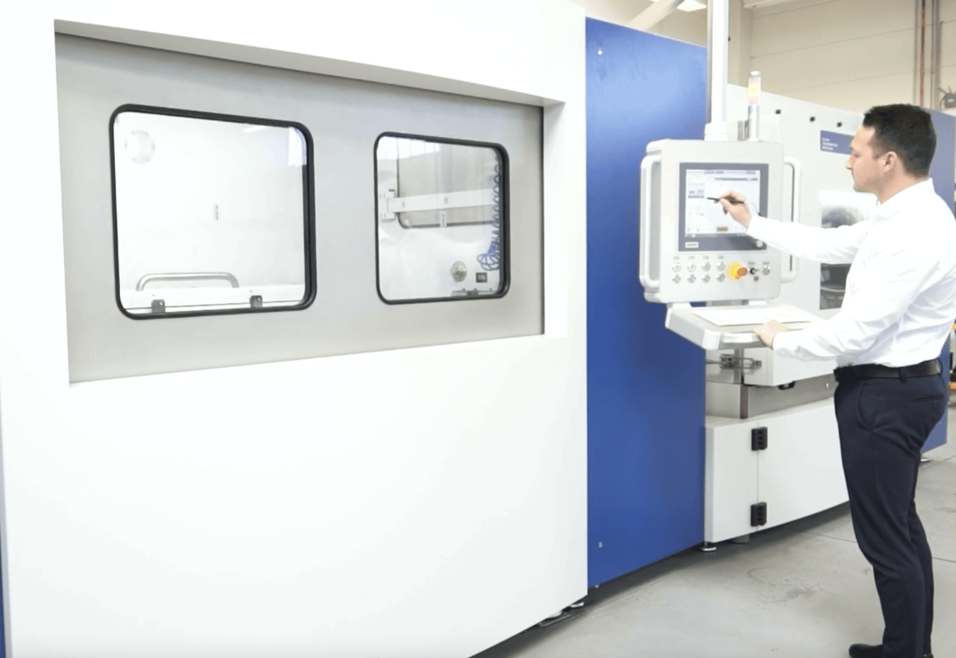 Maximilian Krieg operating a Poppe + Potthoff Maschinenbau pressure cycle test rig. Links to video