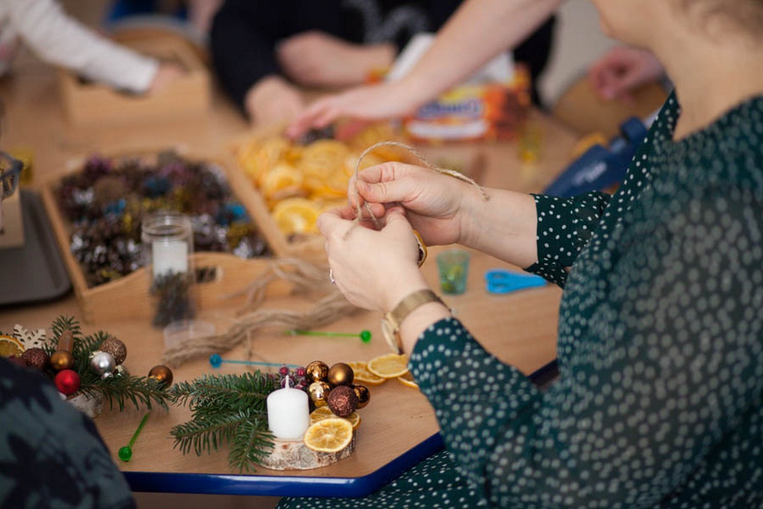 W ostatnia sobotę zaprosiliśmy dzieci, które nie uczęszczają do naszego przedszkola wraz z rodzicami na warsztaty świąteczne, gdzie wspólnie robiliśmy piękne dekoracje.