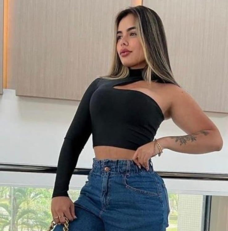 Cropped Feminino Uma Manga com Gola