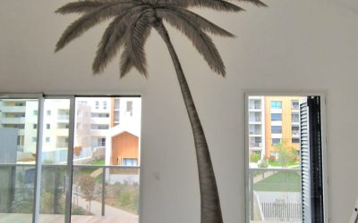 Elégance végétale : un palmier réaliste prend vie sur ce mur