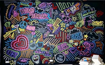 Une création audacieuse : du peps dans cette salle de repos multicolores