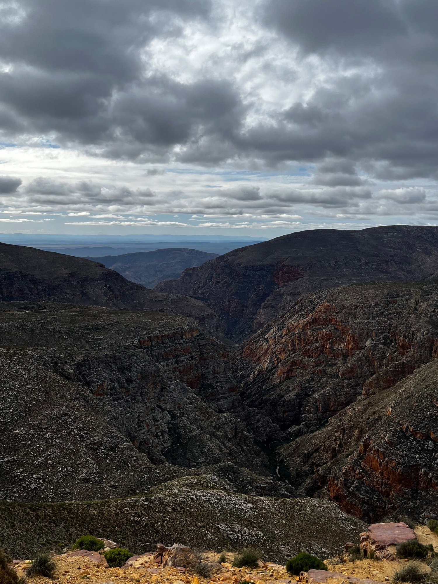 Beautiful view from the summit of the Swartber Pass: a gorge, wide views and some storm clous.