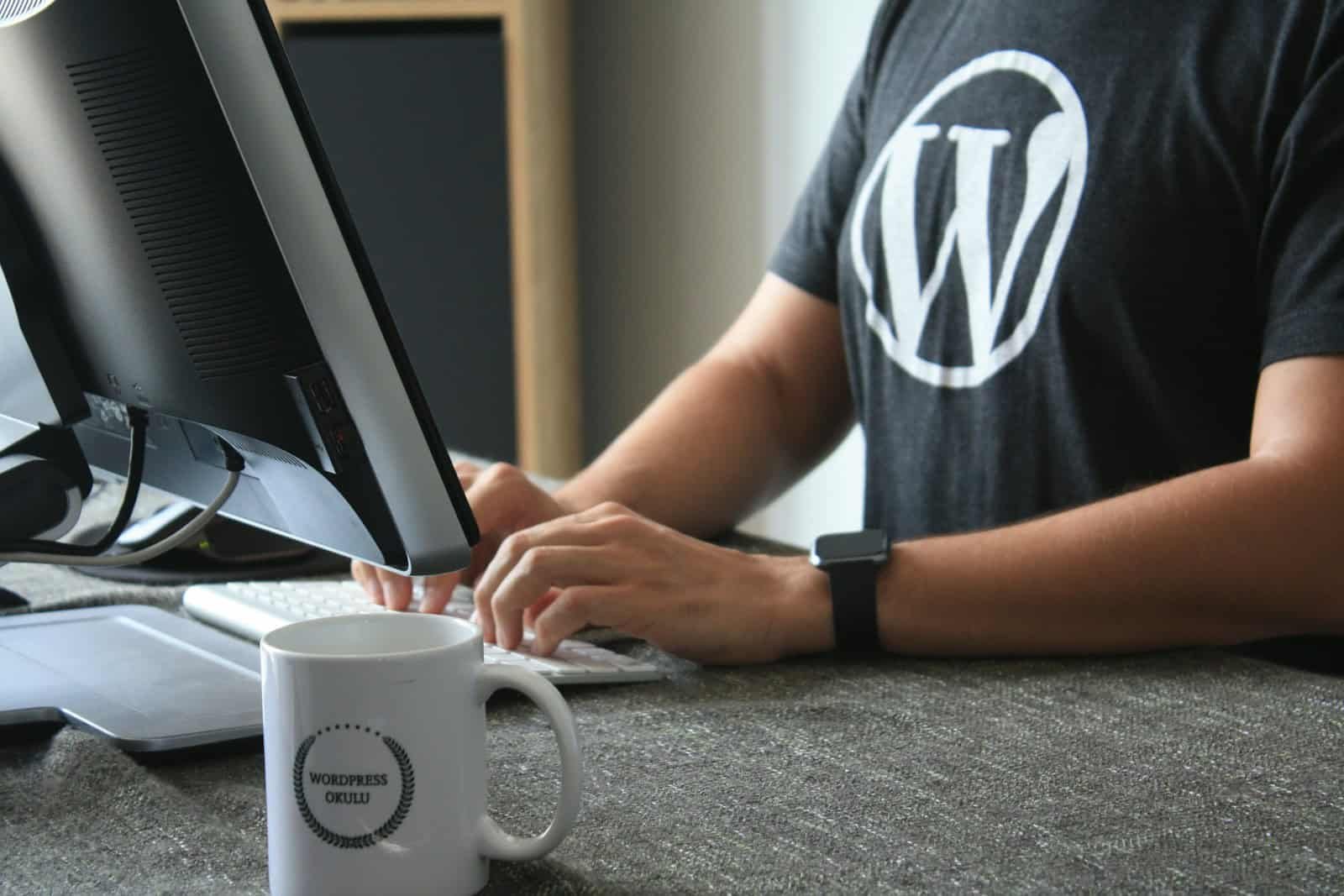 Managed Wordpress Hosting, person in black and white t-shirt using computer