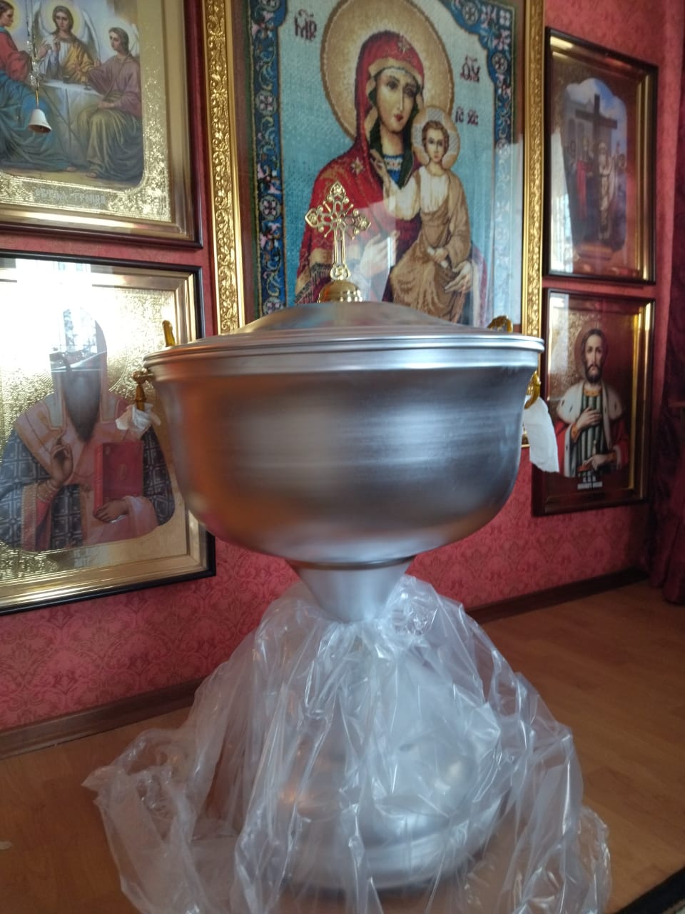 В храм Крестовоздвижения в п. Ленинский доставили утварь