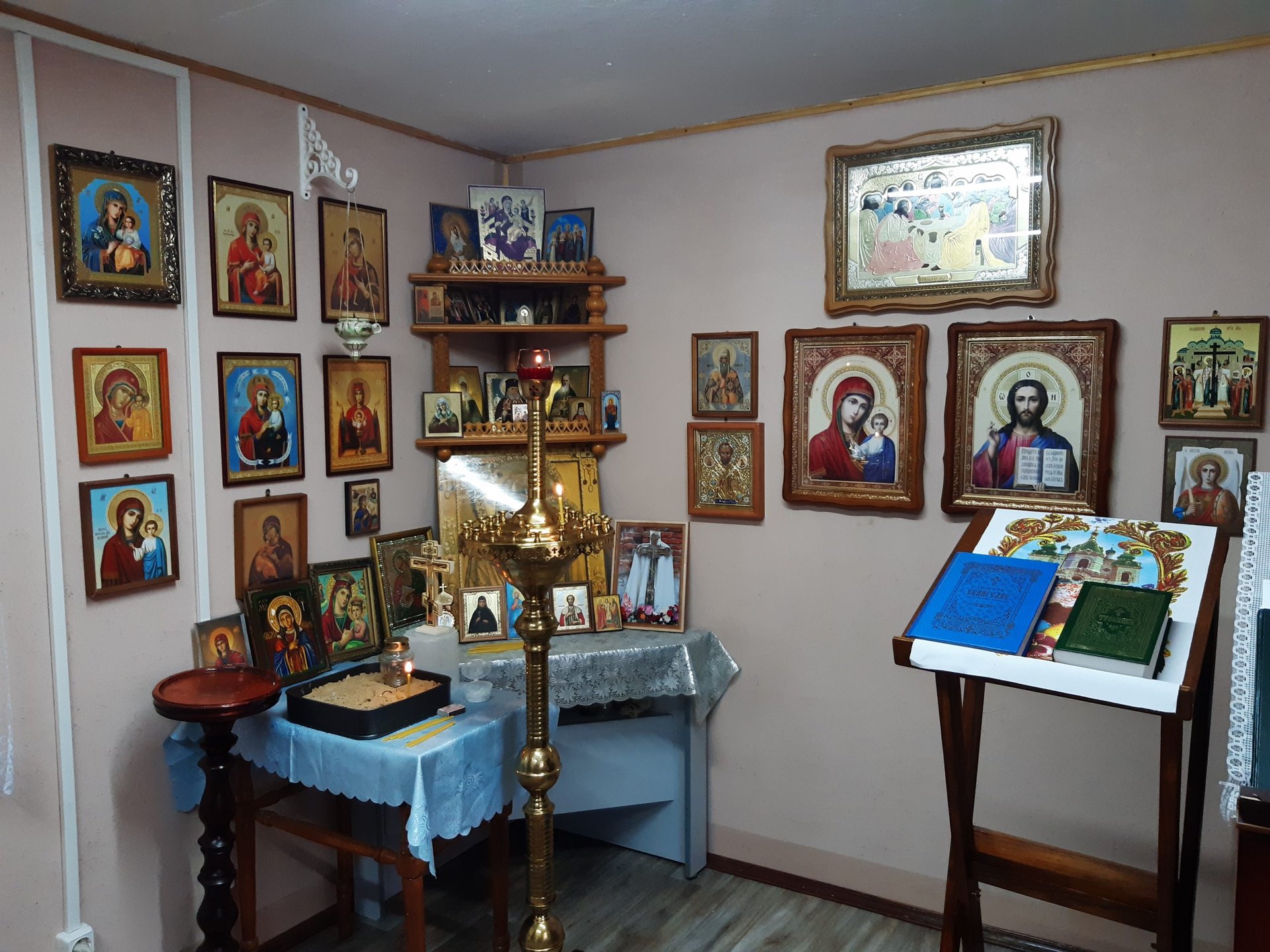 В храм Крестовоздвижения в п. Ленинский доставили утварь