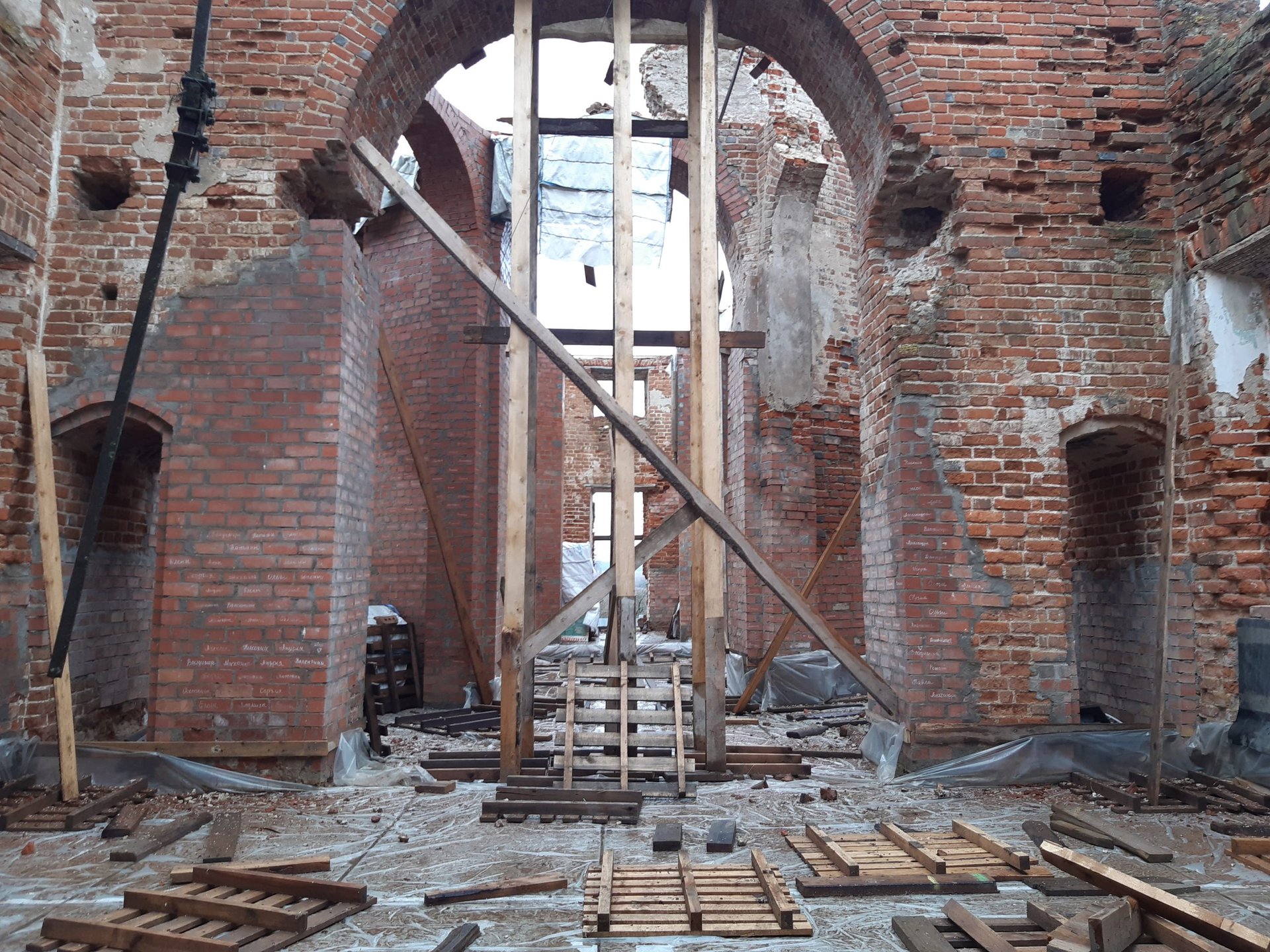 В храм Крестовоздвижения в п. Ленинский доставили утварь