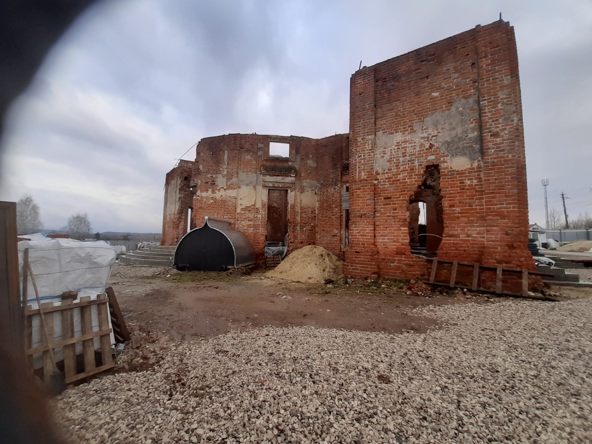 В храм Крестовоздвижения в п. Ленинский доставили утварь