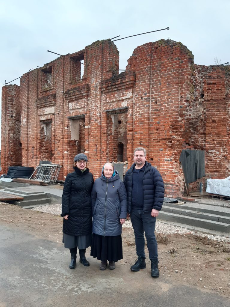 В храм Крестовоздвижения в п. Ленинский доставили утварь