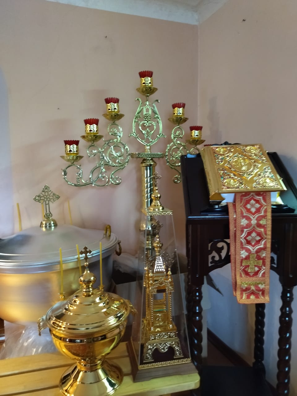 В храм Крестовоздвижения в п. Ленинский доставили утварь