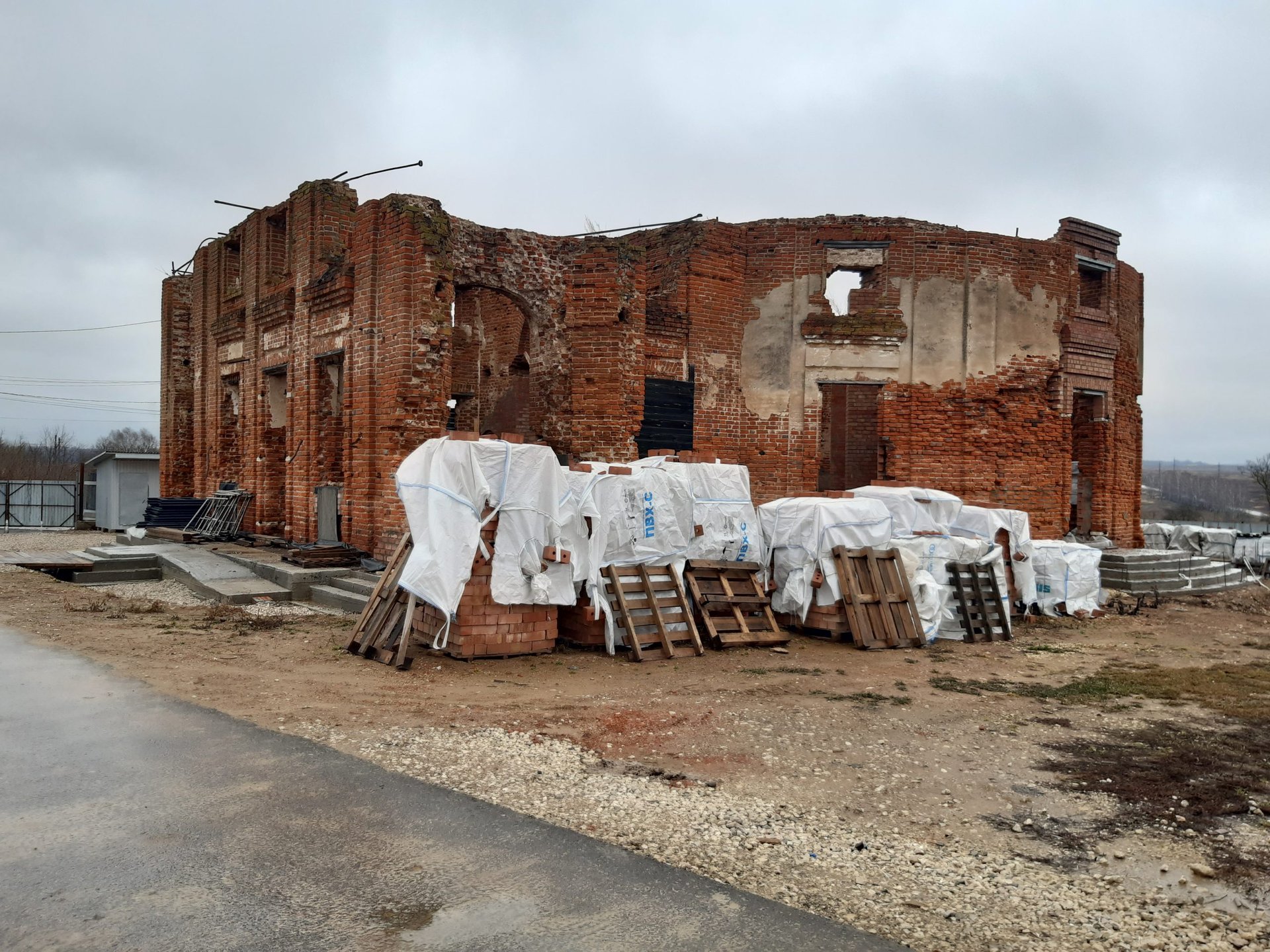 В храм Крестовоздвижения в п. Ленинский доставили утварь