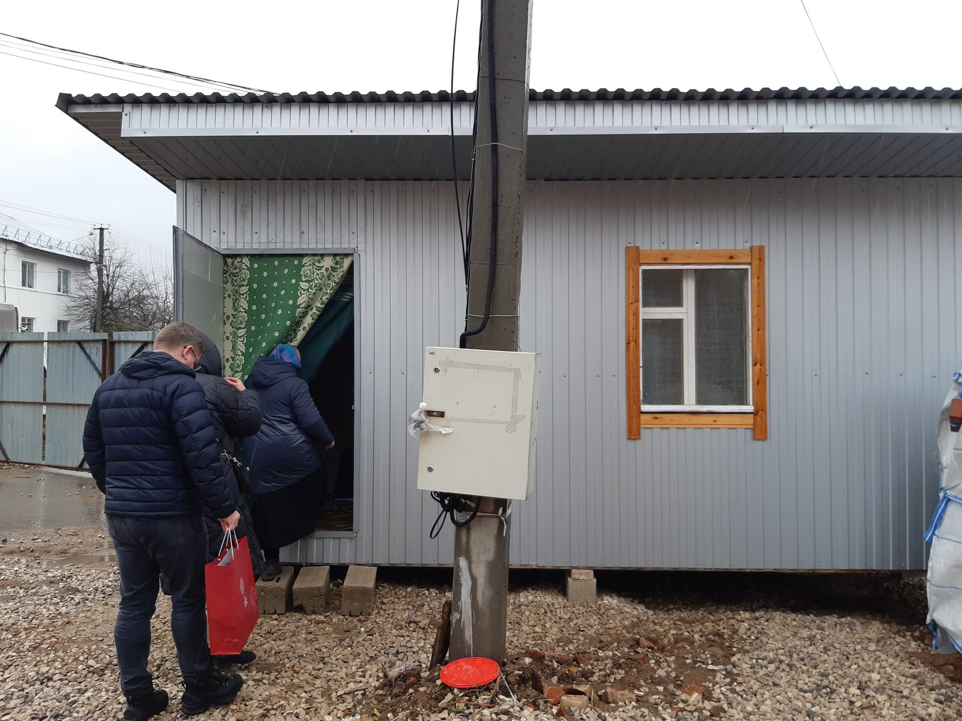 В храм Крестовоздвижения в п. Ленинский доставили утварь
