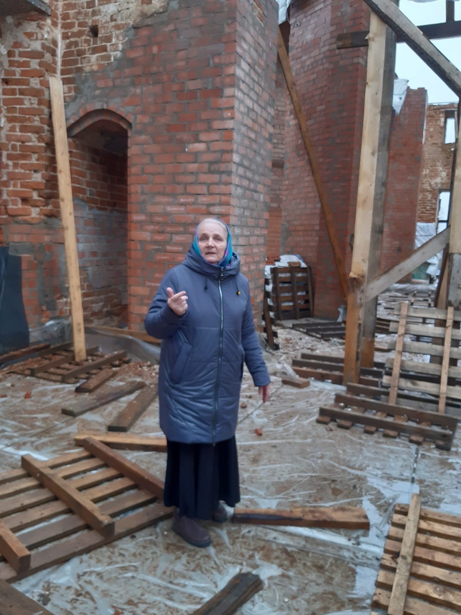 В храм Крестовоздвижения в п. Ленинский доставили утварь