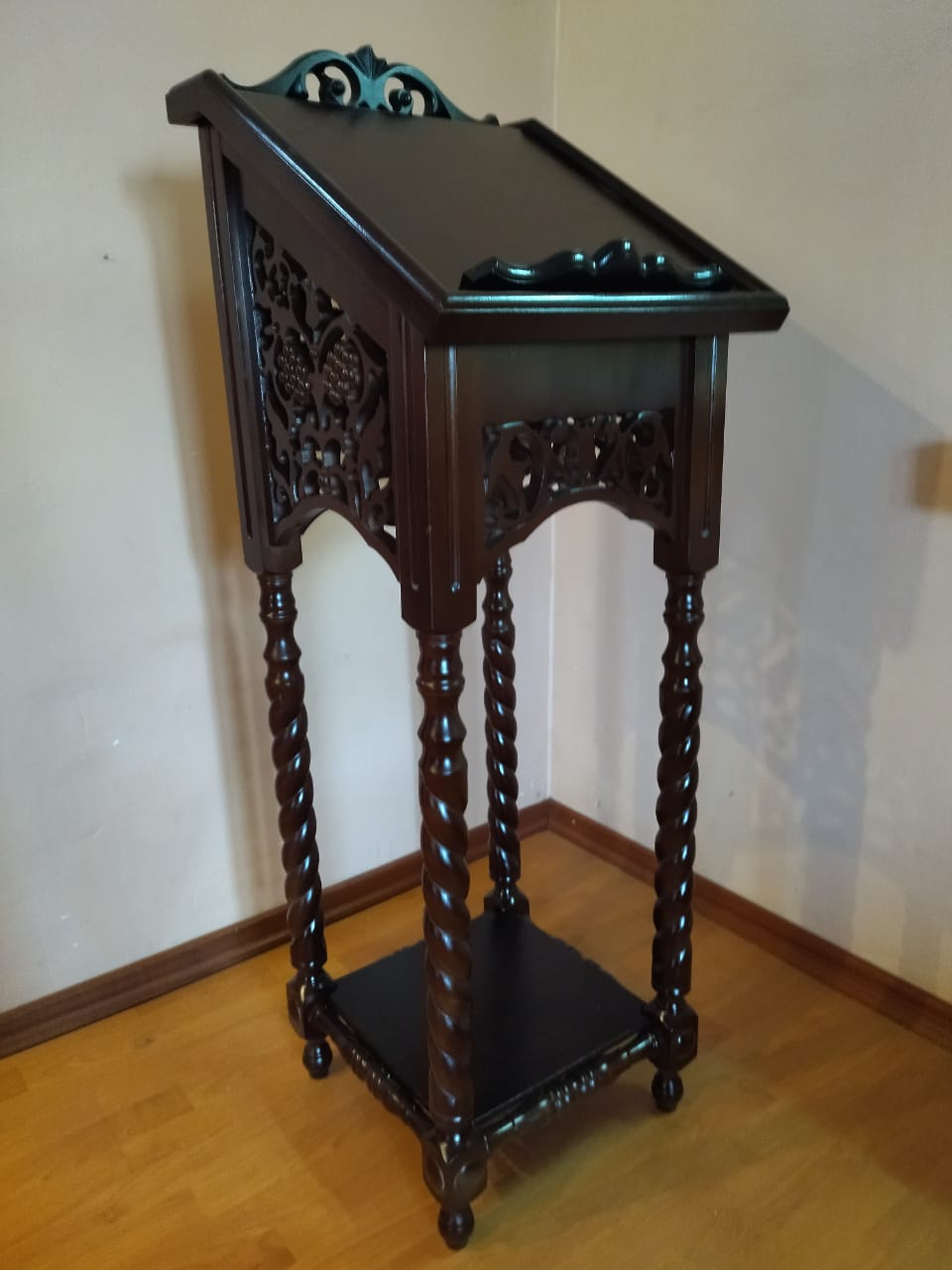 В храм Крестовоздвижения в п. Ленинский доставили утварь