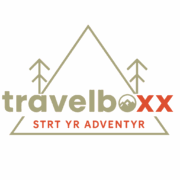 Travelboxx" Logo mit stilisierten Bergen & Bäumen, rotem "xx", darunter "STRT YR ADVENTYR" - ideal für Pickup- & Offroad-Camper Fans. Travelboxx - Tiny House Wohnkabinen