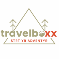 Travelboxx" Logo mit stilisierten Bergen & Bäumen, rotem "xx", darunter "STRT YR ADVENTYR" - ideal für Pickup- & Offroad-Camper Fans. Travelboxx - Tiny House Wohnkabinen