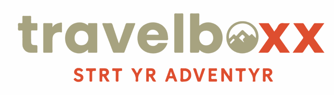 Das "travelboxx" Logo mit kräftiger Schrift, Berg-Icons im "o" und rotem Slogan-ideal für Pickup Camper- und Offroad-Fans. Travelboxx - Tiny House Wohnkabinen