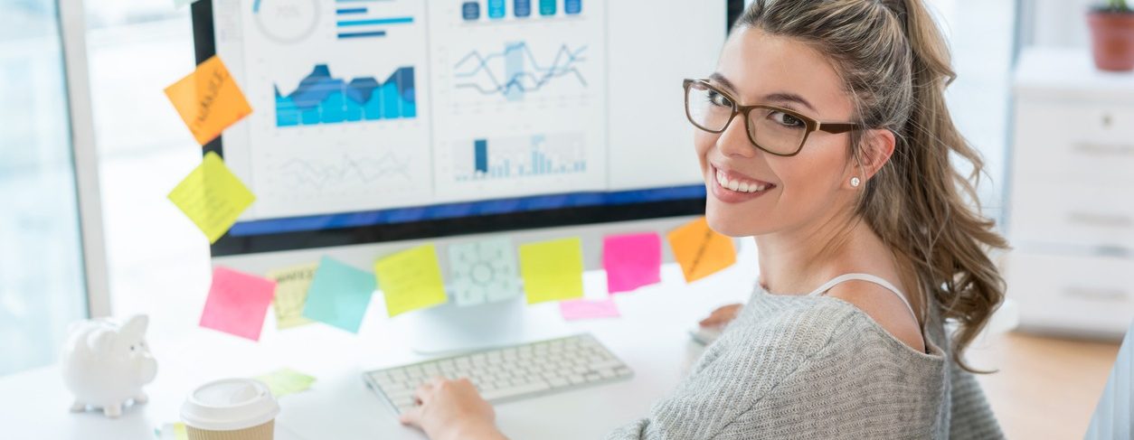 Woman working at the office img-17