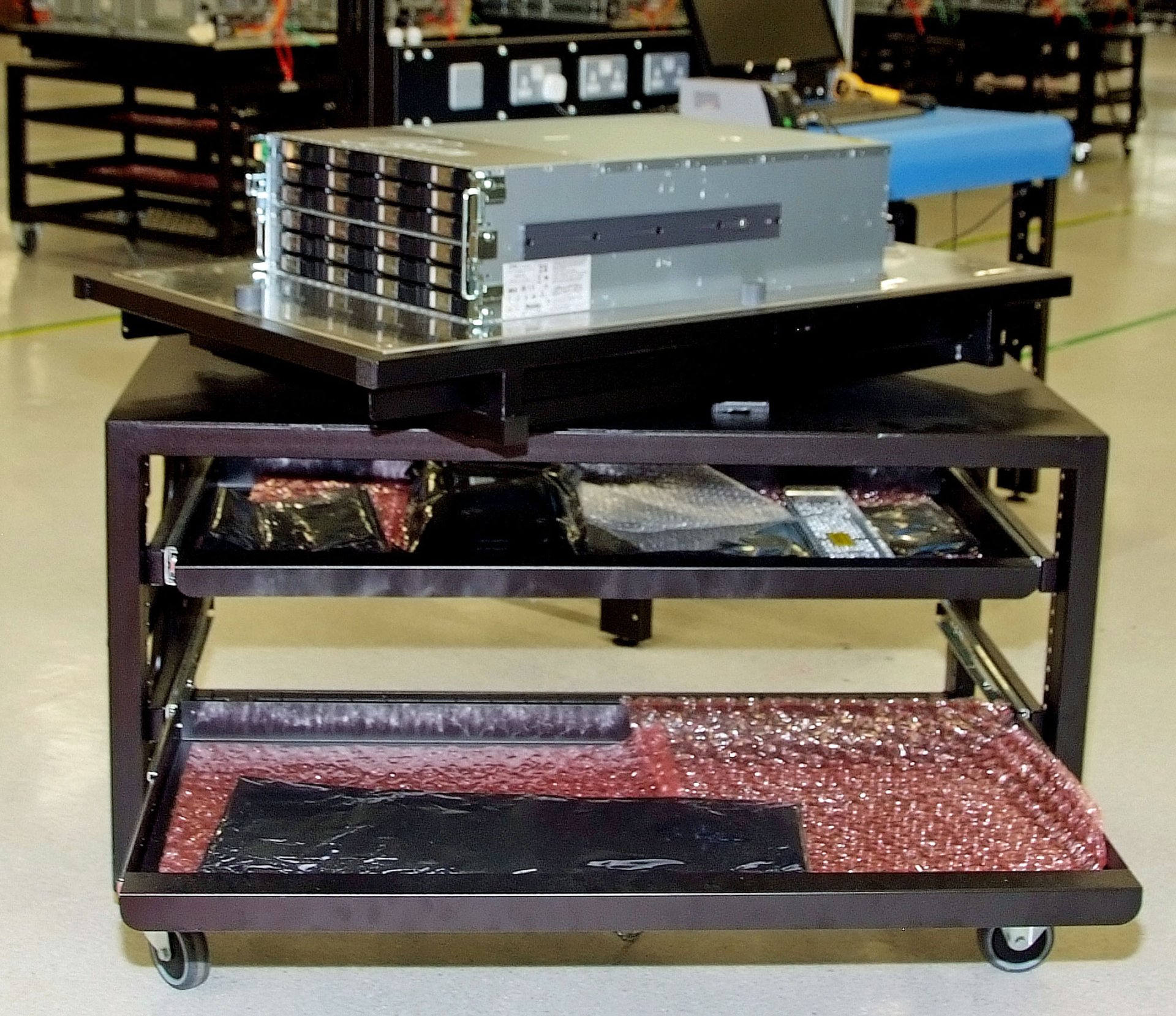 Server test cart with swivel-top Photo of a server test cart with swivel-top