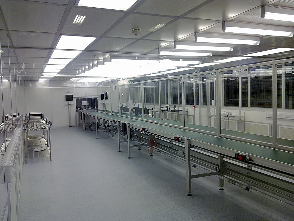 Large conveyor belt system in a cleanroom environment