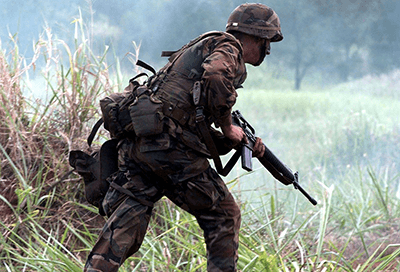 軍人は凍結から即座に闘争状態になる訓練を行っている