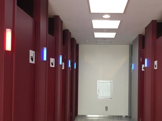 サービスエリアのトイレ個室の写真