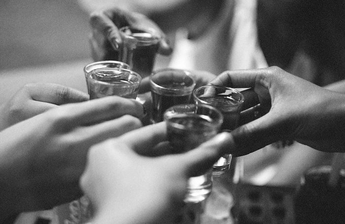 tránh tụ tập bạn bè quá đông