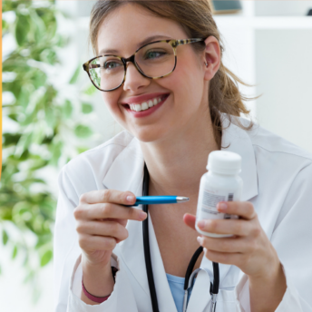 IMAGE OF A LICENSED NUTRITIONIST TALKING ABOUT SUPPLEMENTS WITH A WOMAN {{brizy_dc_image_alt imageSrc=