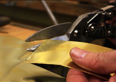 חיתוך של פלטת פליז