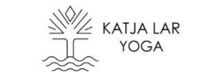 Linjeteckning av ett träd ovanför vågiga linjer, bredvid texten "KATJA LAR YOGA.